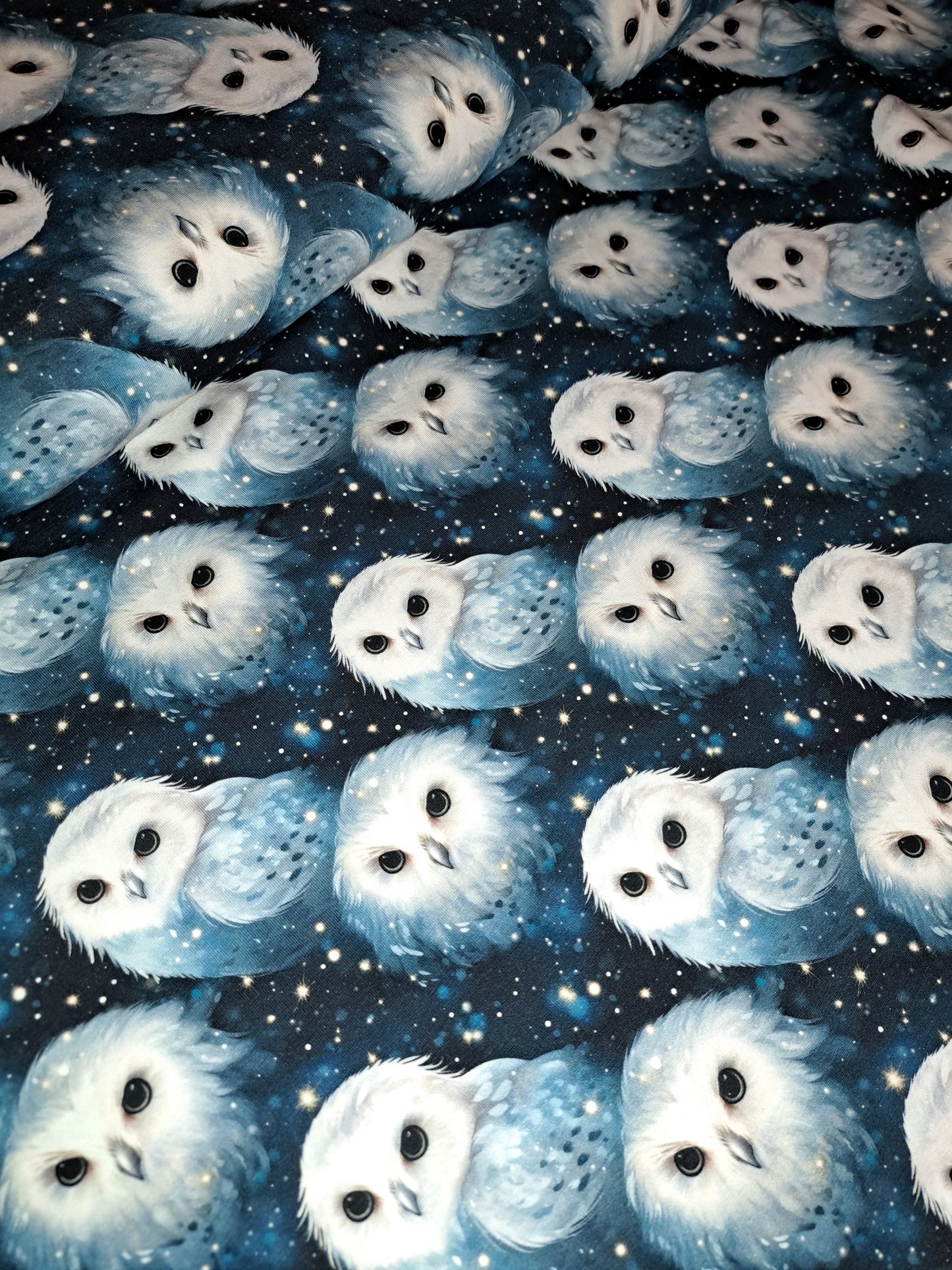 Baumwolljersey weiße Eulen auf nachtblauem Hintergrund